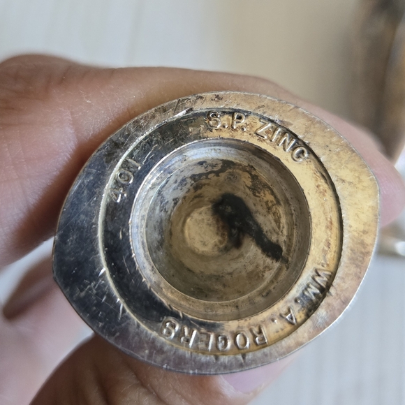 WM. A. Rogers 401 Silver Plated Zing Salt or Pepper Shakers With Screw On Tops - Picture 8 of 8